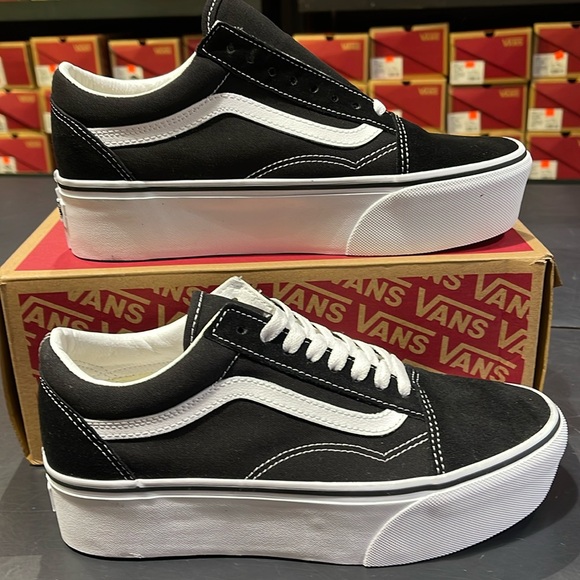 Vans WMNS Old Skool Stackform
Suede/Canvas Black/True Wht
VN0A7Q5M6BT Platform - Picture 2 of 16